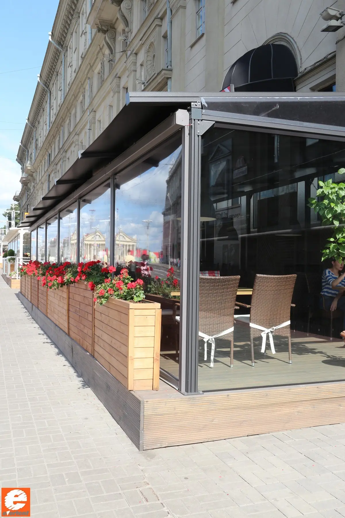 Сезонная веранда для ресторана «T.G.I.FRIDAYS» с монтажом от производителя Эвертент