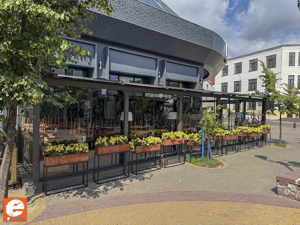 Веранда для ресторана "Медуза" с панорамным безрамным остеклением - реализованный проект компании "Эвертент" в Москве